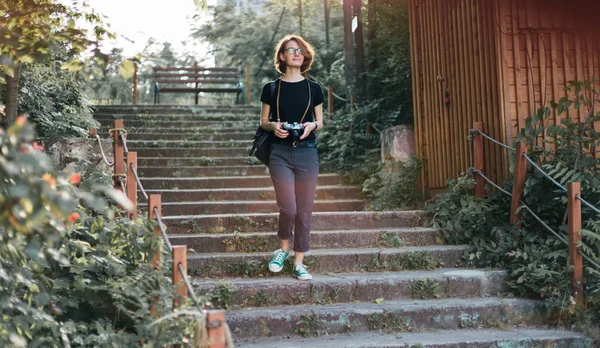 Jovem Hipster Mulher Turista Andando Com Uma Câmera Retro Parque — Fotografia de Stock