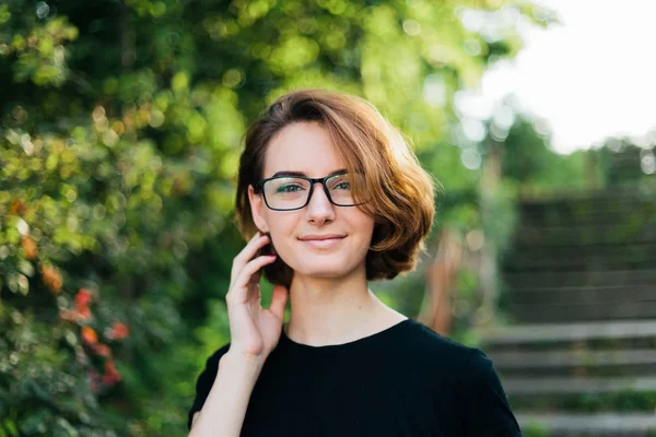 Retrato Una Joven Con Corte Pelo Corto Gafas Aire Libre — Foto de Stock