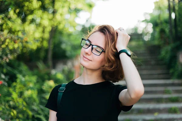 Retrato Uma Jovem Com Corte Cabelo Curto Óculos Livre — Fotografia de Stock