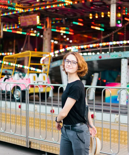 Jovem Alegre Hipster Mulher Óculos Chapéu Parque Diversões — Fotografia de Stock