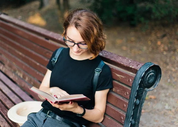Mulher Atraente Jovem Com Corte Cabelo Curto Óculos Livro Enquanto — Fotografia de Stock