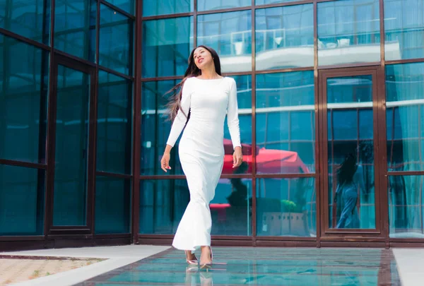 Beleza Afro Mulher Vestido Branco Luxuoso Andando Contra Edifício Com — Fotografia de Stock