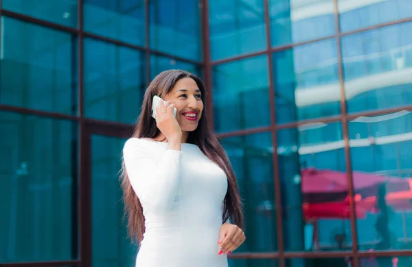 Fashion Afro Woman Luxurious White Dress Talking Phone Building Blue — Stockfoto