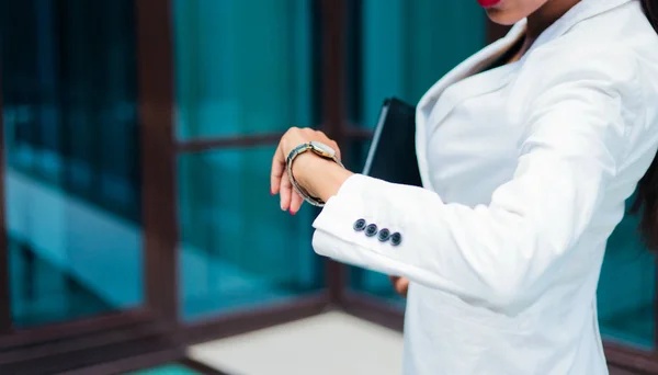 Tempo Denaro Donna Affari Che Guarda Orologio Polso Sullo Sfondo — Foto Stock