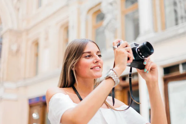 Glimlachende Schoonheidsvrouw Met Retro Camera Haar Handen Terwijl Foto Maakt — Stockfoto