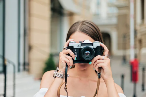 Fotografer Wanita Muda Yang Menarik Memegang Kamera Retro Dan Mengambil — Stok Foto