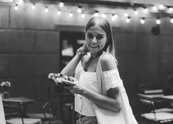 Χαρούμενη Ξανθιά Γυναίκα Μοντέρνα Ρούχα Κρατώντας Ρετρό Κάμερα Βράδυ Στο — Φωτογραφία Αρχείου