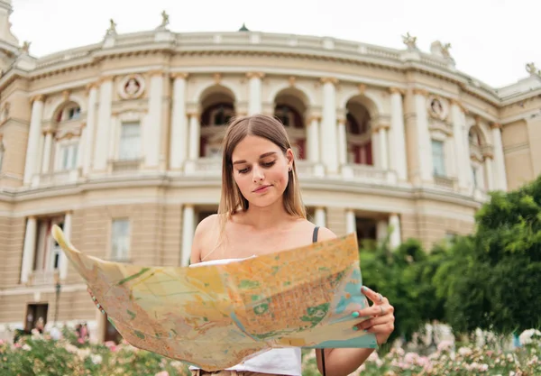 Young Confused Woman Tourist Holds Her Hands Map City Background — Stock Photo, Image