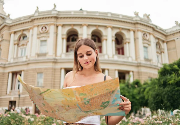 Mladá Zmatená Turistka Drží Rukou Mapu Města Pozadí Architektury Turistického — Stock fotografie