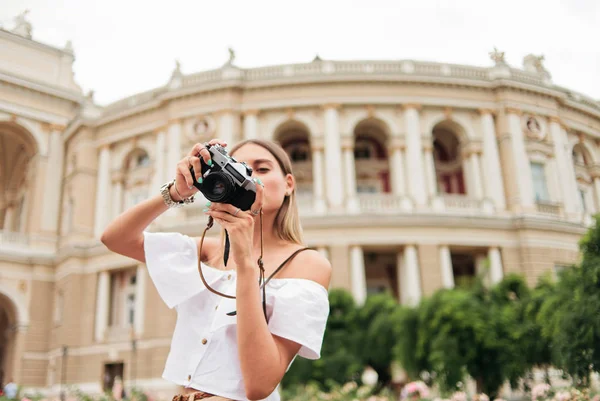 Genç Kadın Turist Elinde Bir Turist Şehrinin Mimarisinin Arka Planına — Stok fotoğraf