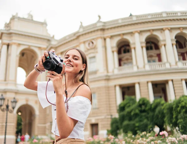 Genç Mutlu Bir Turist Elinde Bir Turist Şehrinin Mimarisinin Arka — Stok fotoğraf