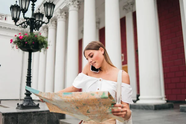 Genç Güzel Kadın Turist Şehir Haritasını Keşfediyor Şehir Ortamında Arka — Stok fotoğraf