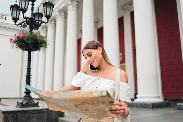 Jovem Mulher Beleza Turista Explorar Mapa Cidade Falar Telefone Ambiente — Fotografia de Stock