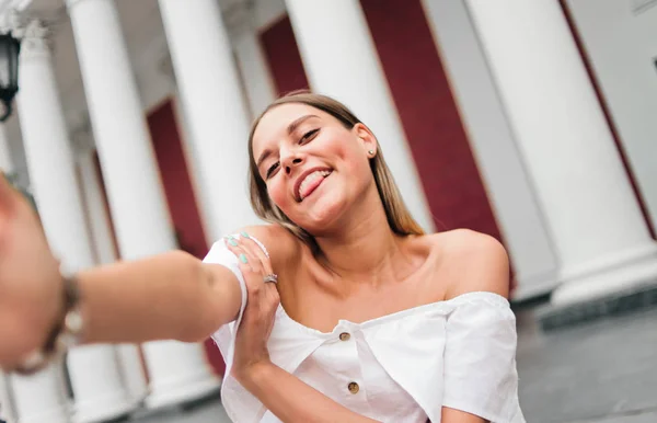 Selfie Ritratto Una Donna Carismatica Allegra Sullo Sfondo Edificio Con — Foto Stock