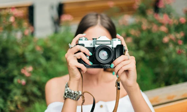 Portrét Mladé Krásné Ženy Letním Oblečení Retro Kamerou Pořídí Snímek — Stock fotografie