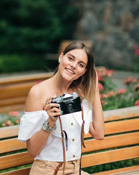 Mulher Bonita Feliz Roupas Verão Segurando Uma Câmera Retro Enquanto — Fotografia de Stock