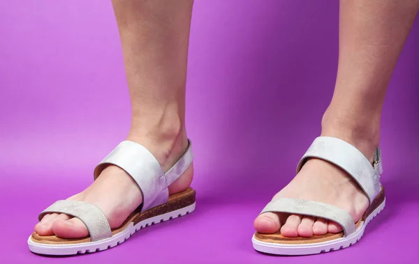 Pernas Femininas Sandálias Couro Moda Fundo Roxo Calçado Verão Seu — Fotografia de Stock