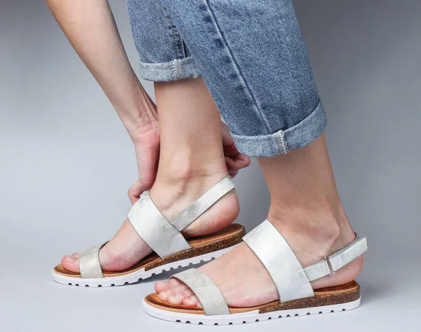 Vrouw Schoenen Stijlvolle Lederen Sandalen Haar Voet Een Witte Achtergrond — Stockfoto