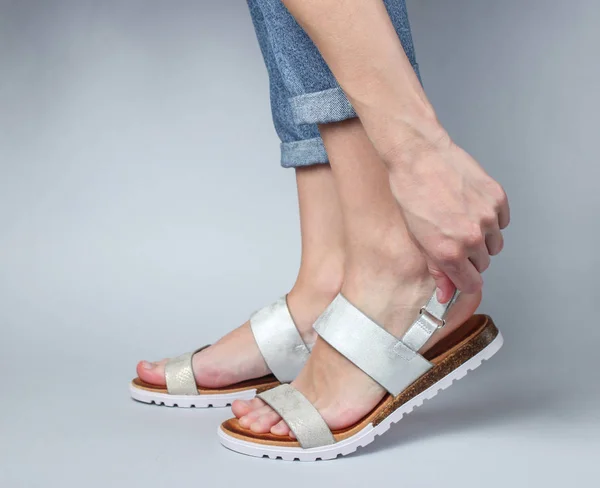 Vrouw Schoenen Stijlvolle Lederen Sandalen Haar Voet Een Witte Achtergrond — Stockfoto