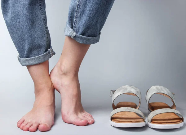 Piedi Nudi Femminili Jeans Sandali Sfondo Bianco Studio Moda Girato — Foto Stock