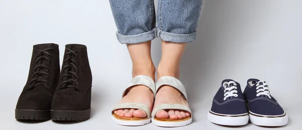 Mujer Elige Sandalias Entre Otros Zapatos Temporada Patas Femeninas Jeans — Foto de Stock