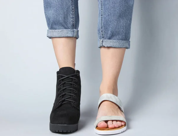 Kvinnliga Ben Jeans Skodda Boot Och Sandal Vit Bakgrund Säsongsskor — Stockfoto