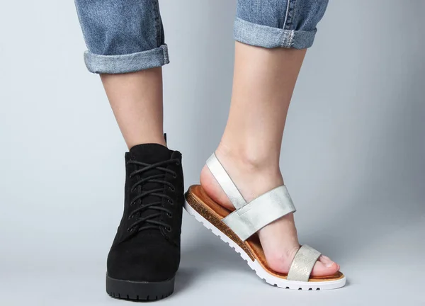 Pernas Femininas Jeans Calçadas Bota Sandália Fundo Branco Sapatos Sazonais — Fotografia de Stock