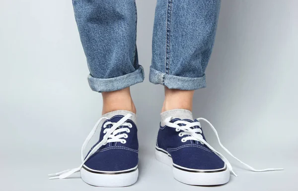 Modestudio Opname Vrouwelijke Benen Jeans Sneakers Met Ongebonden Veters Grijze — Stockfoto