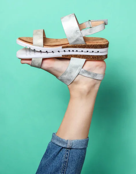 Kreatif Fashion Shot Sandal Wanita Yang Menarik Tumit Kaki Wanita — Stok Foto