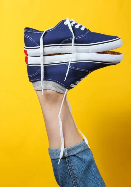 Творческий Фэшн Хипстерские Кроссовки Каблуке Поднятой Женской Ноги Желтом Фоне — стоковое фото