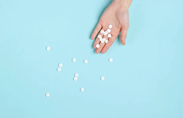 Sok Fehér Tabletta Tenyerében Kék Alapon Orvosi Minimalista Koncepció Felülnézet — Stock Fotó