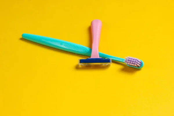 Cuidados Pessoais Minimalistas Conceito Beleza Navalha Plástico Escova Dentes Fundo — Fotografia de Stock