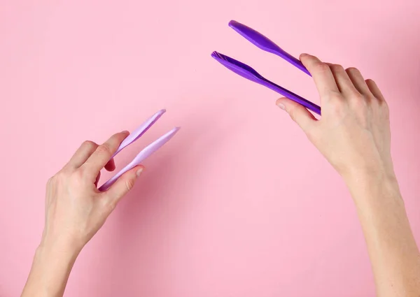 Manos Femeninas Sosteniendo Pinzas Cocina Sobre Fondo Rosa Vista Superior — Foto de Stock