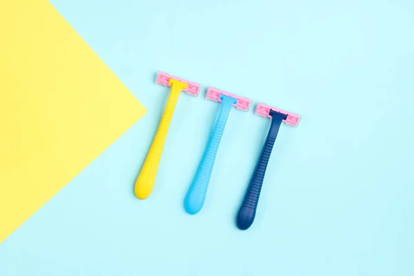 Minimalistic Beauty Concept Epilation Plastic Colored Razors Pastel Background Top — Stock Photo, Image