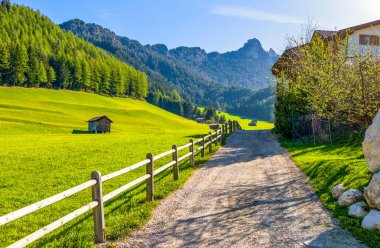 Dolomites çevrenin pitoresk manzaralar