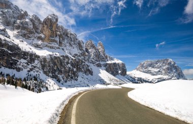 Dolomites çevrenin pitoresk manzaralar