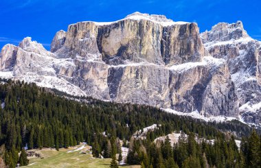 Dolomites çevrenin pitoresk manzaralar