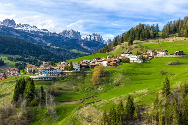 The picturesque landscapes of the Dolomites area — Stock Photo, Image