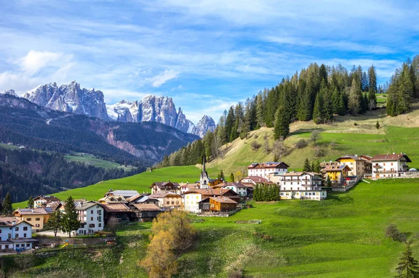 The picturesque landscapes of the Dolomites area — Stock Photo, Image