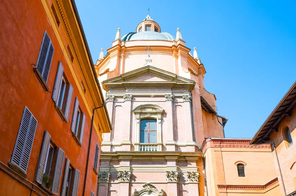 Bologna kırmızı renk bir şehirde — Stok fotoğraf