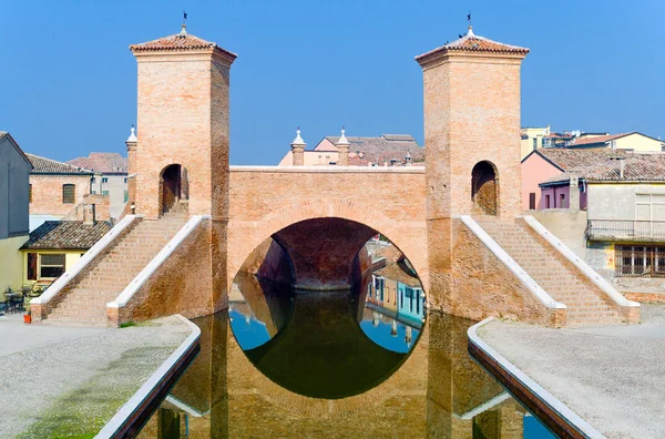 Bir karnaval parti Comacchio kanalları boyunca — Stok fotoğraf