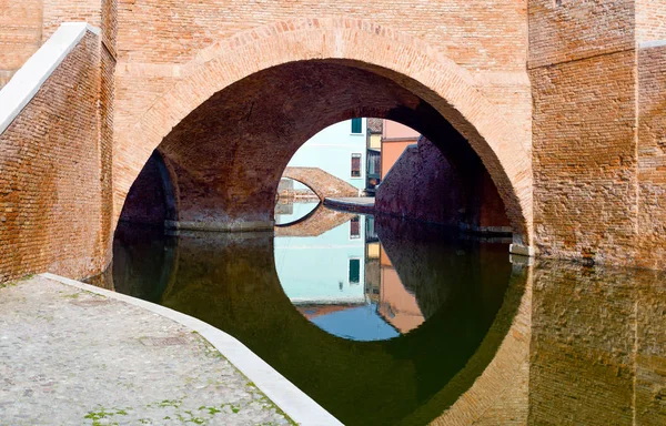 아키텍처와 Comacchio의 운하 — 스톡 사진
