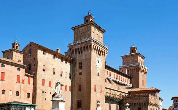 Le antiche architetture del centro storico di Ferrara — Foto Stock