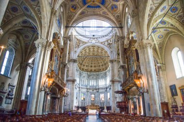 Mimarileri ve Como Gölü'nün manzara