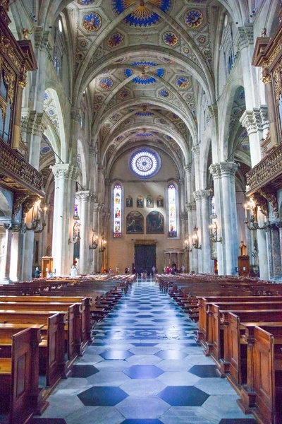 Mimarileri ve Como Gölü'nün manzara