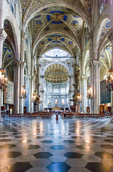 Mimarileri ve Como Gölü'nün manzara