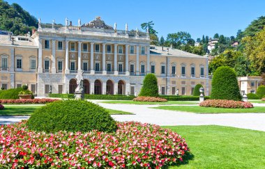 Mimarileri ve Como Gölü'nün manzara