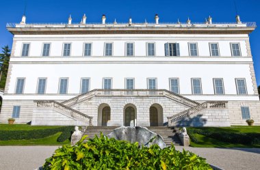 Mimarileri ve Como Gölü'nün manzara