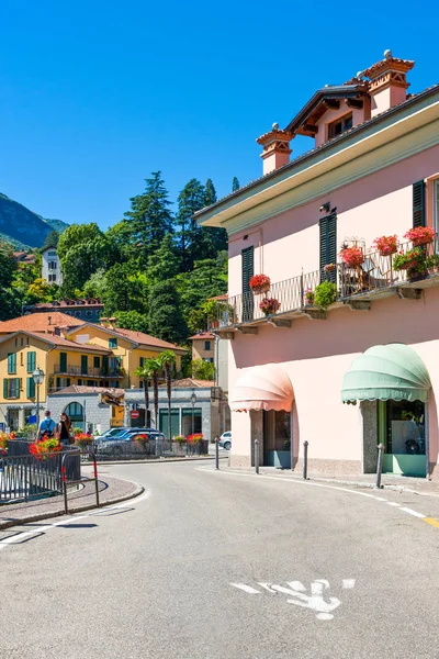 Mimarileri ve Como Gölü'nün manzara