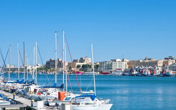 Brindisi, monumentos y mar — Foto de Stock